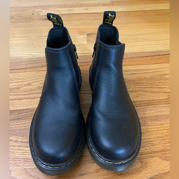 DR MARTENS YOUTH 2976 SOFTY T LEATHER CHELSEA BOOTS - Picture 2 of 12